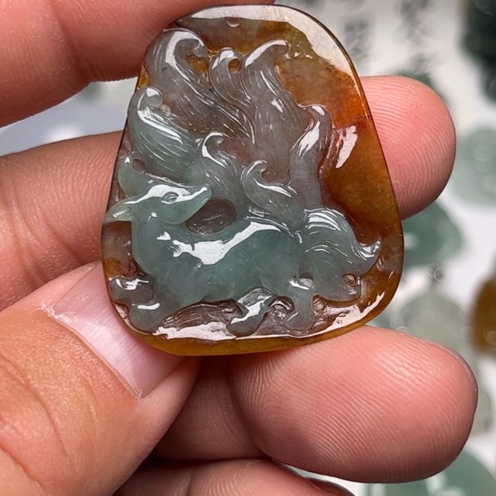 翡翠未镶嵌颈饰九尾狐