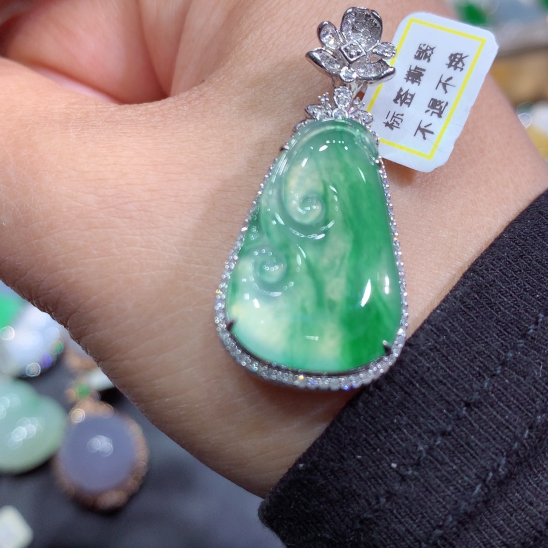 翡翠吊坠(赠链)18K金镶嵌