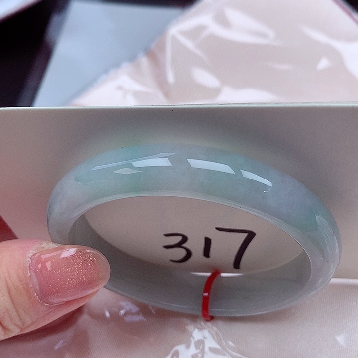 翡翠手镯未镶嵌翡翠