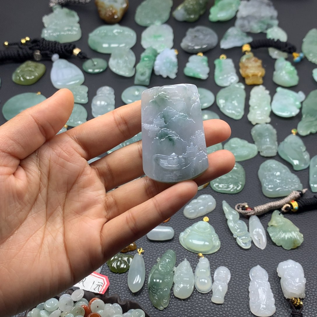 翡翠颈饰未镶嵌山水