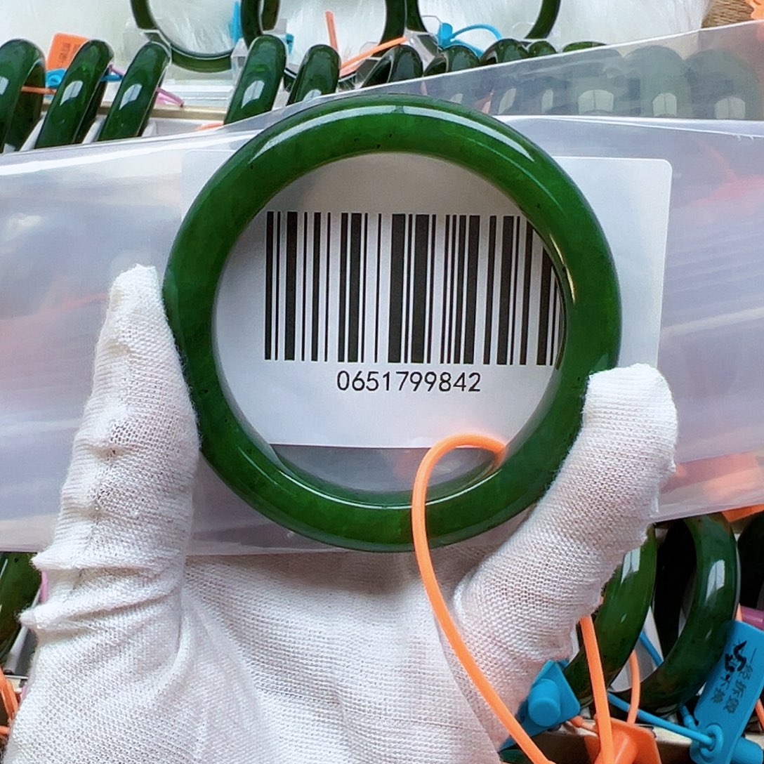 爱****和田玉未镶嵌手镯包容