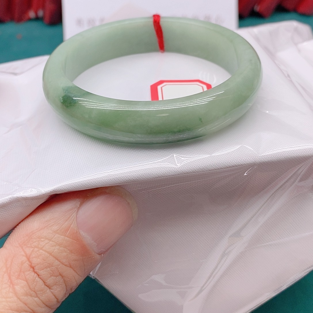 翡翠手镯未镶嵌?**亮0555555555