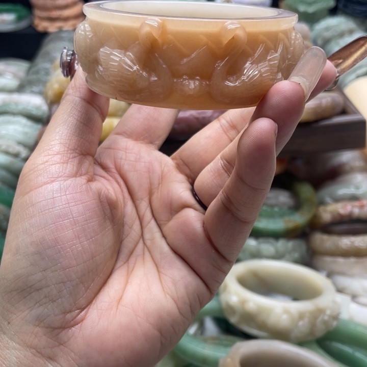 石英岩玉未镶嵌手镯