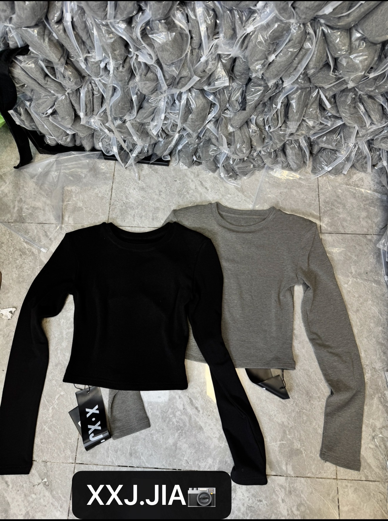 熊小姐家2025韩国东大门同款加绒百搭显瘦垫肩上衣女紧身