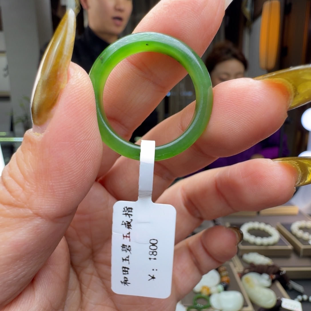 男***人和田玉未镶嵌颈饰