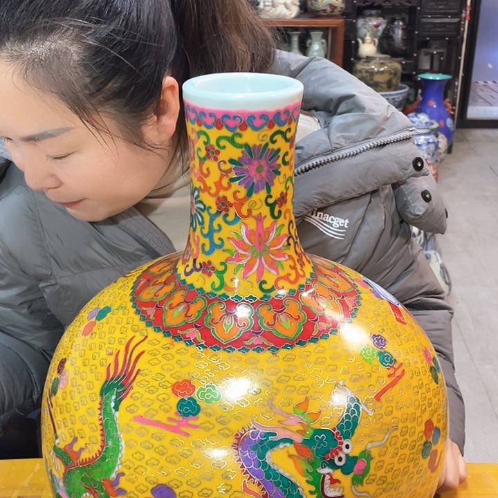 摆件瓷器活在自己身上