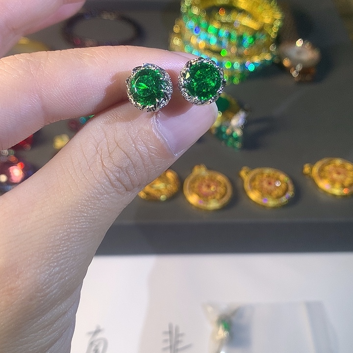 非金属008耳钉。       