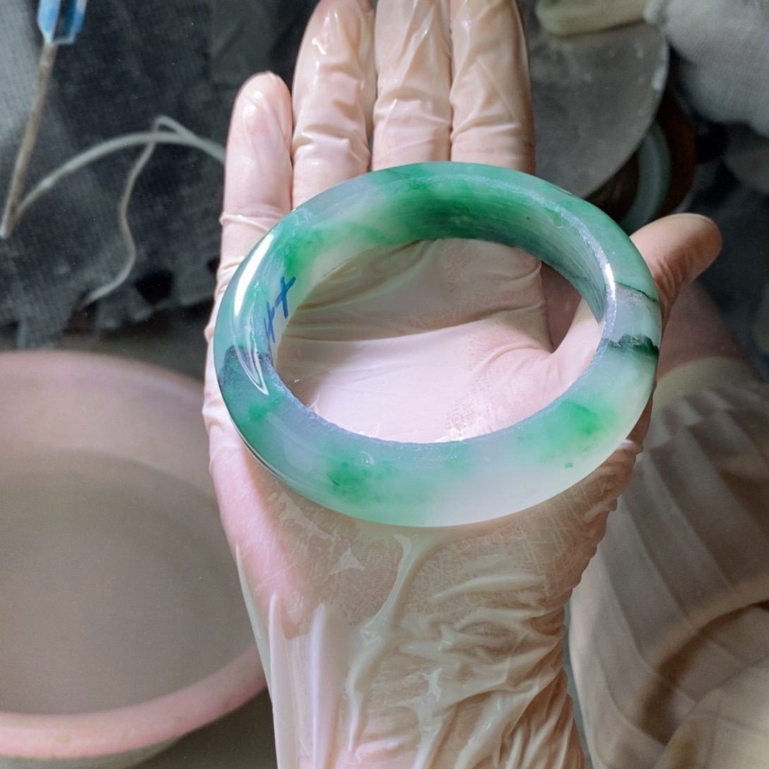 一***笑石英质玉（非洲翠）未镶嵌手镯定制