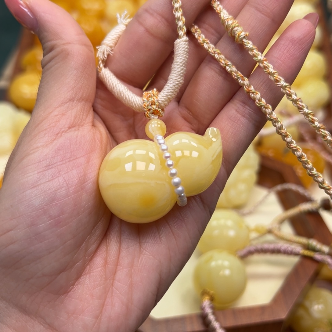 琥珀未镶嵌颈饰蜜蜡