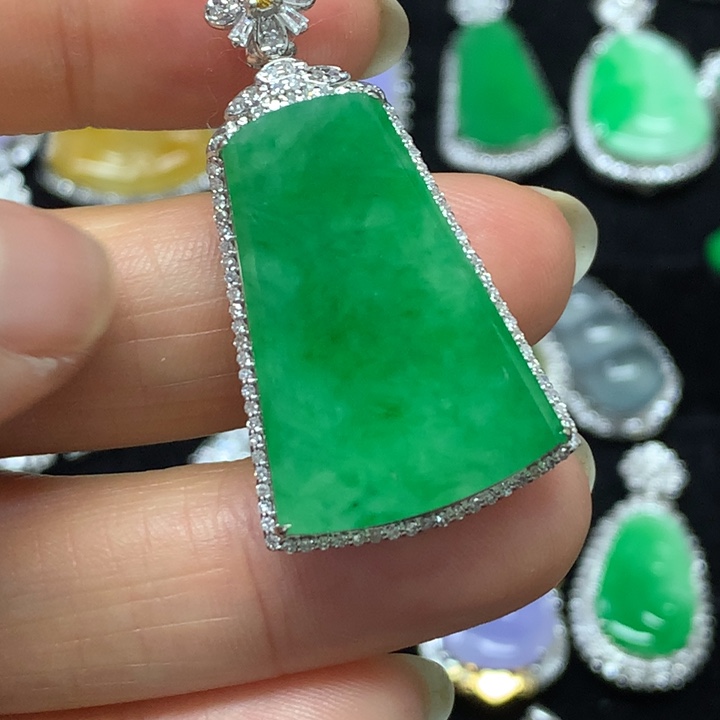 简***️翡翠18K金镶嵌颈饰吊坠
