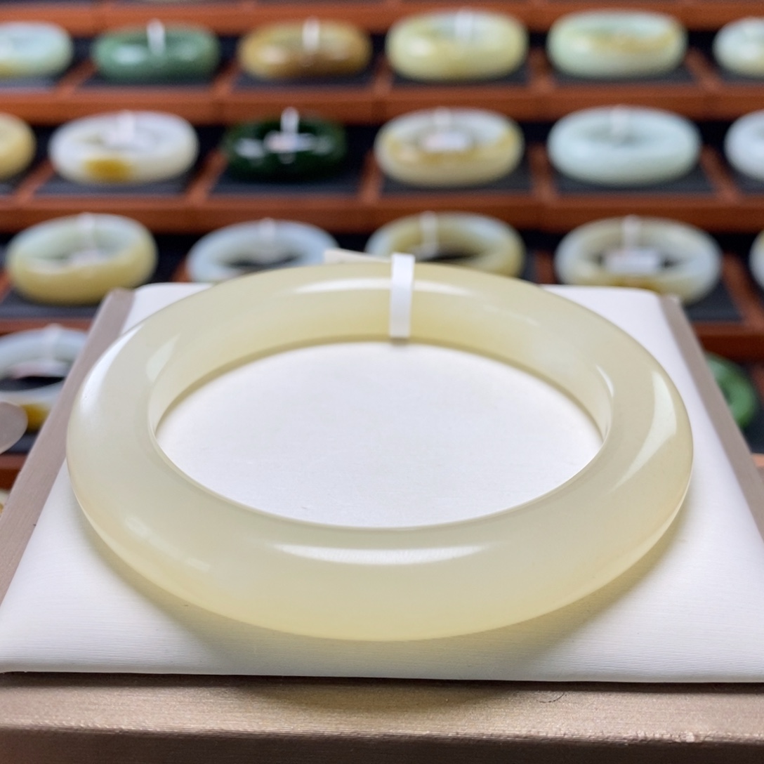 和田玉（糖玉）手镯未镶嵌56圈