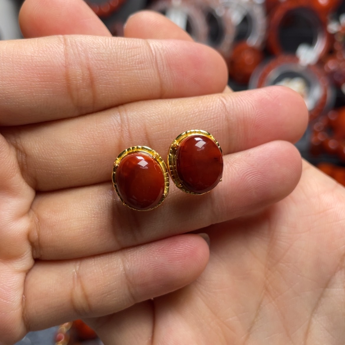 【闪购商品】银S925镶嵌牛血红蛋面耳钉南红玛瑙