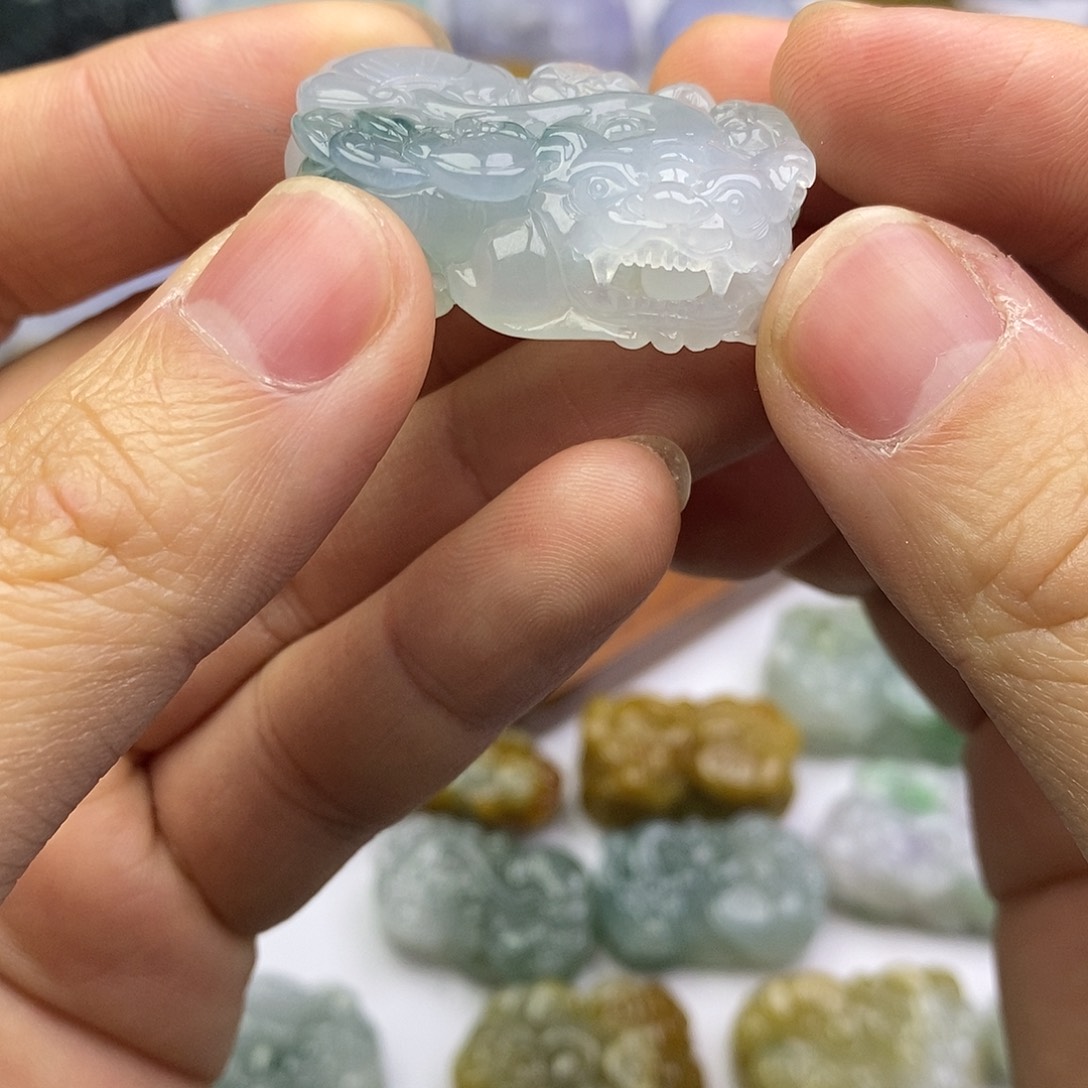 翡翠未镶嵌颈饰貔貅
