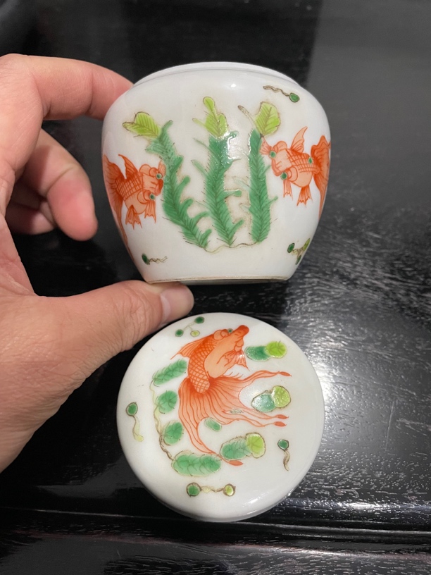 粉彩鱼澡纹小罐子