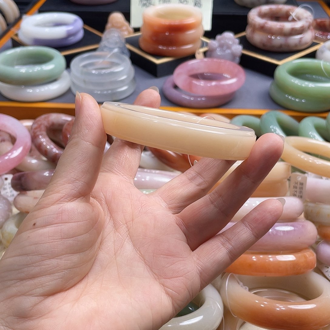 未镶嵌手镯石英岩玉兰***-