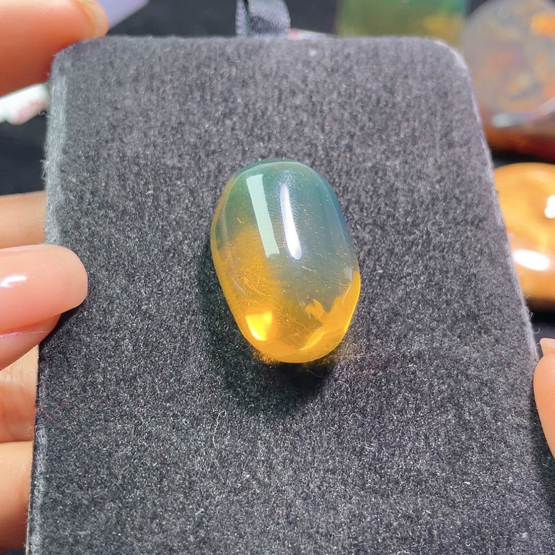 琥珀裸石未镶嵌。