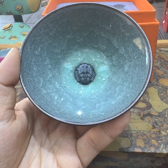 汝瓷杯一个，瓷。。。品茗