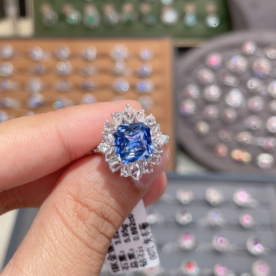蓝宝石戒指18K金镶嵌3.02ct 