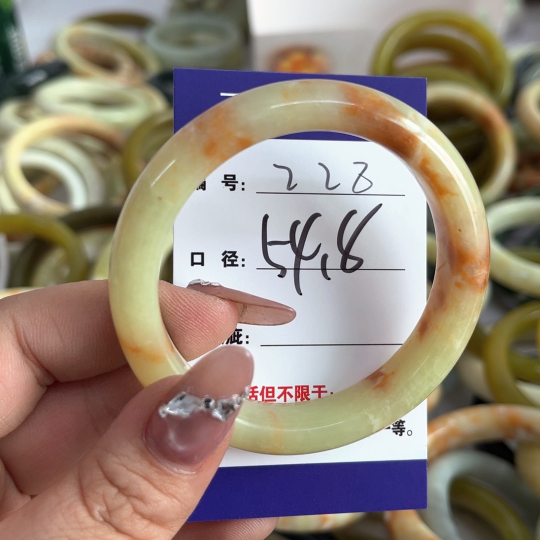 蛇纹石玉手镯未镶嵌小****?