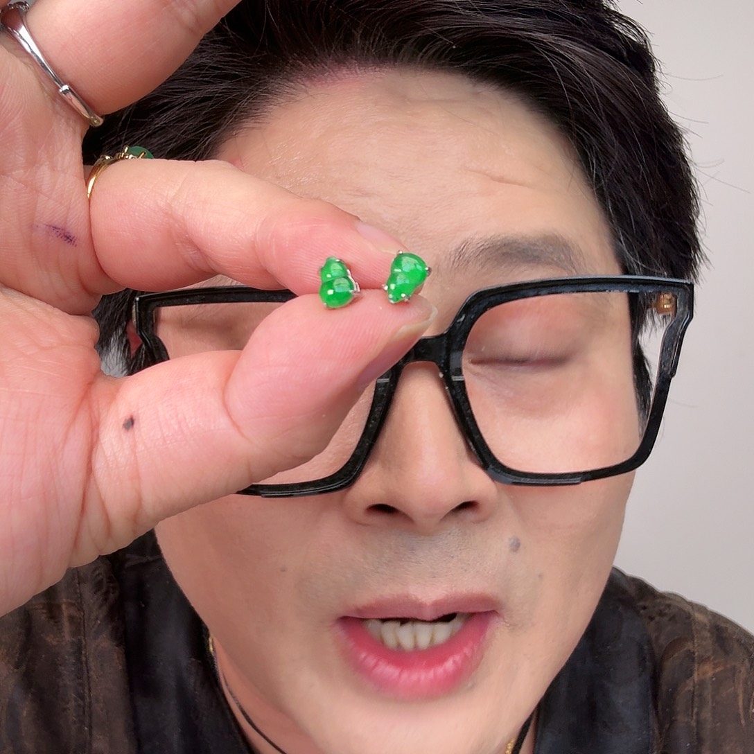 翡翠未镶嵌颈饰一对