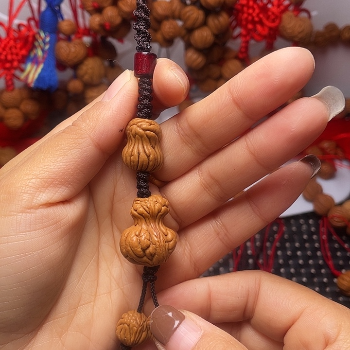 木质类龙纹桃枭挂件