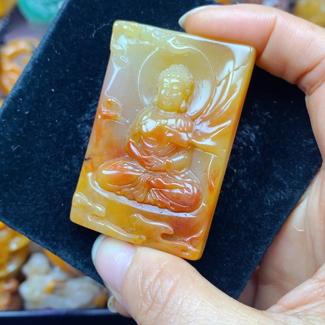 未镶嵌石英质玉（黄龙玉）颈饰