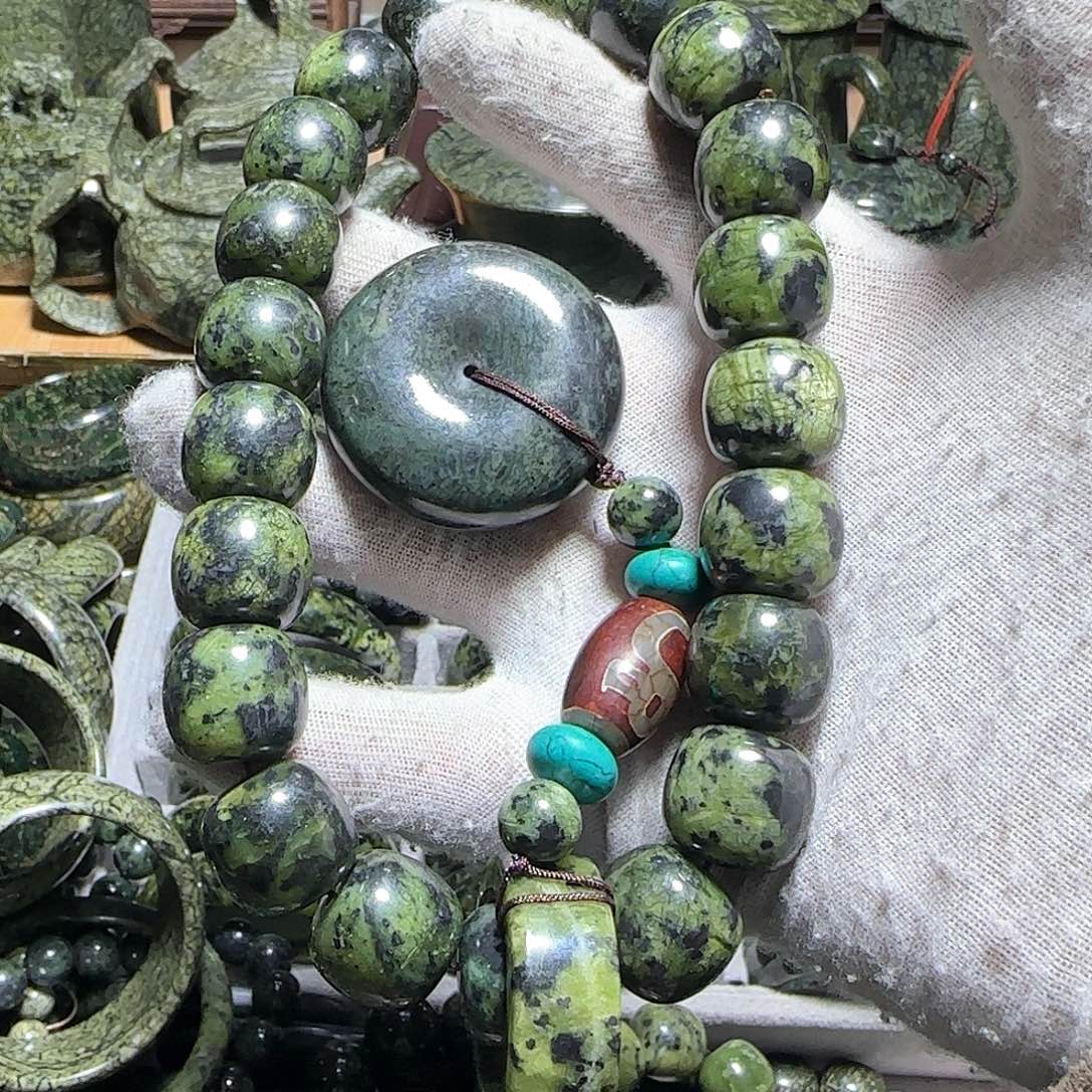 蛇纹石玉手持跑环1.8cm未镶嵌