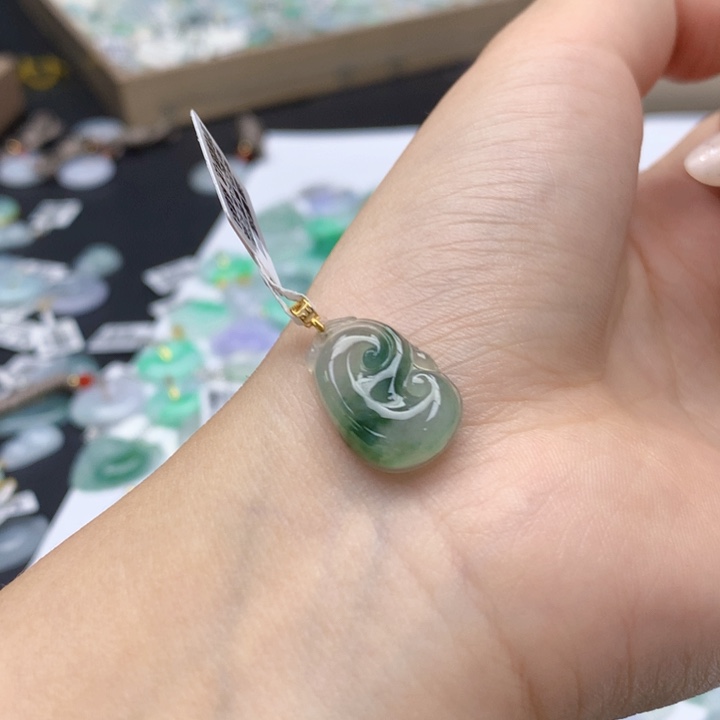 翡翠18K金镶嵌颈饰