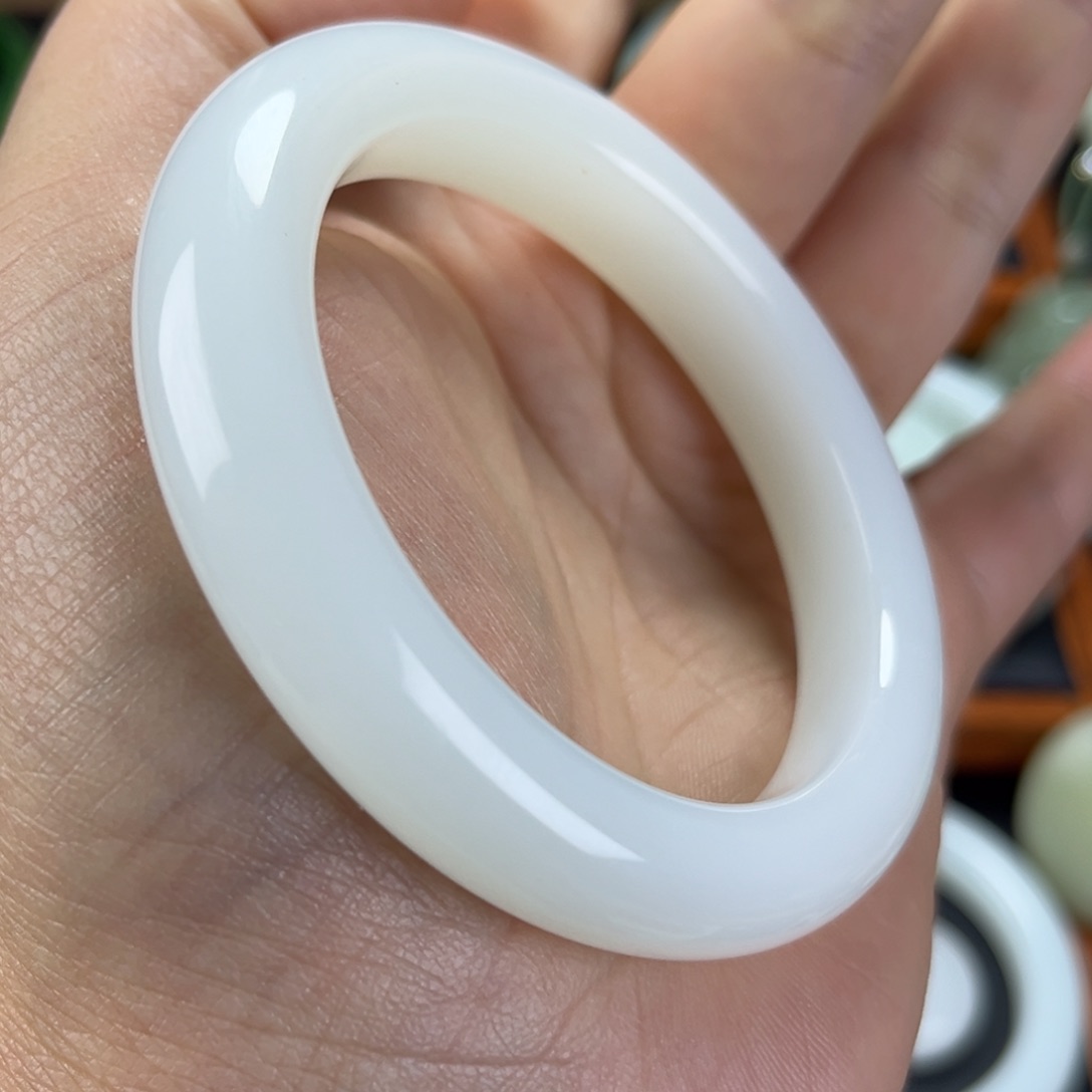 和田玉手镯未镶嵌?**几56.57有矿点