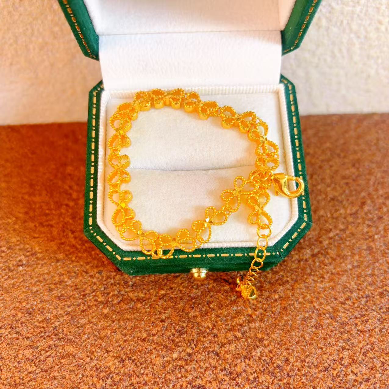  精美时尚镂空蝴蝶手链20231