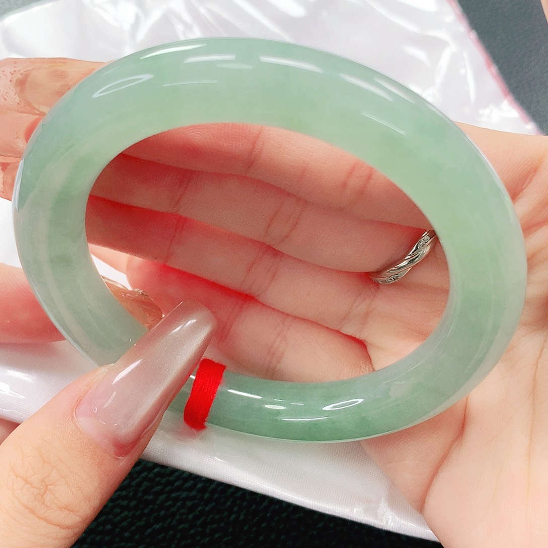 翡翠手镯未镶嵌54圈