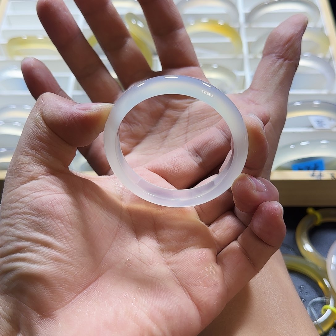 玛瑙/玉髓手镯未镶嵌小**捏