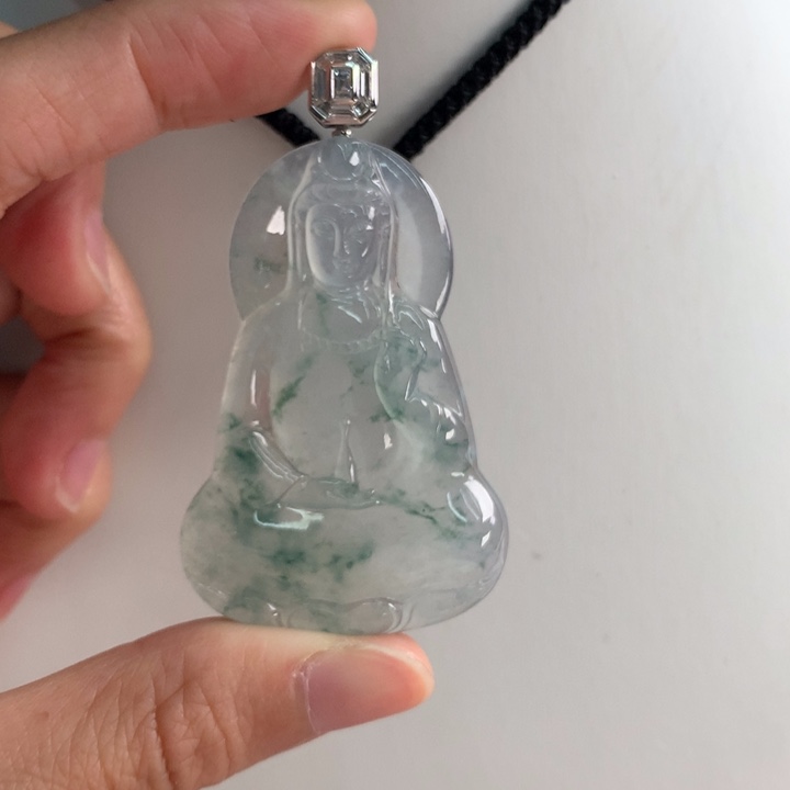 翡翠挂件未镶嵌…..