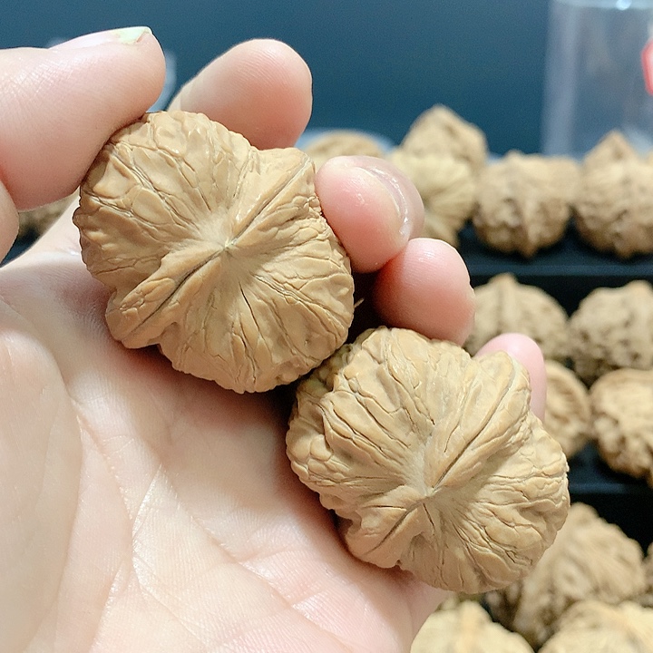 文玩核桃吊坠36边41肚元宝稍白尖