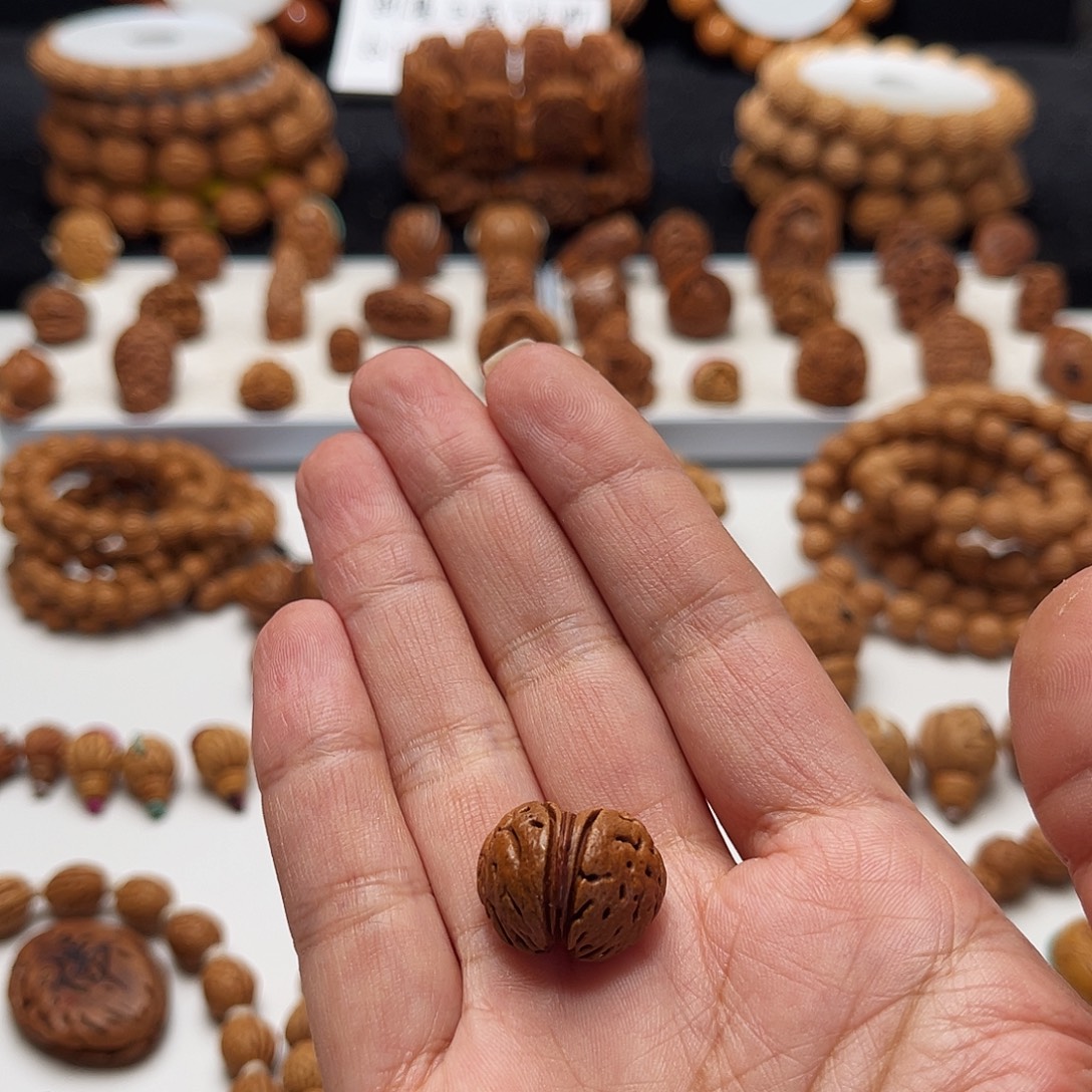 胖***乎桃核手工制作工艺