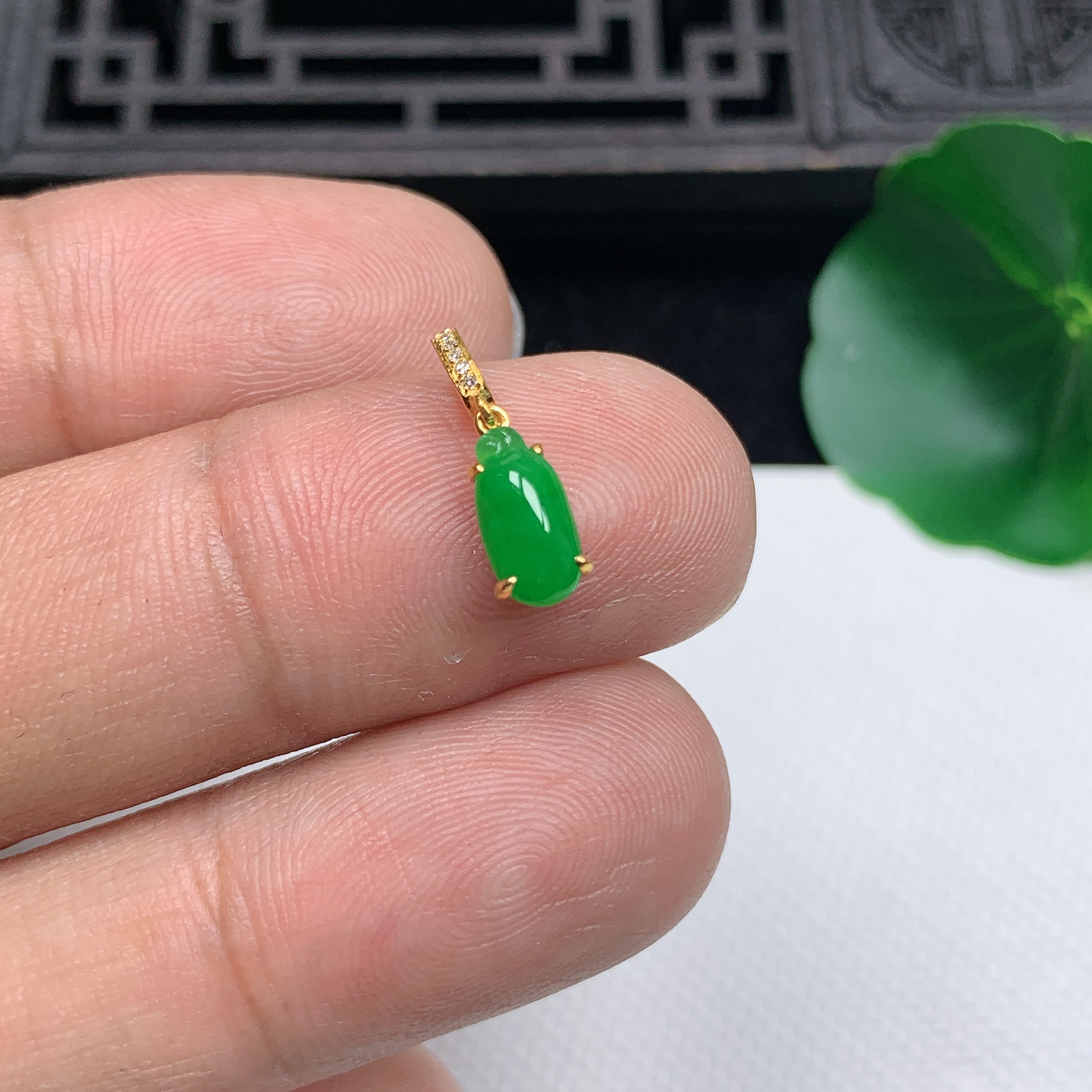 缅甸天然翡翠A货18K金镶嵌阳绿小福瓜吊坠整体尺寸10*4.8*4.3mm