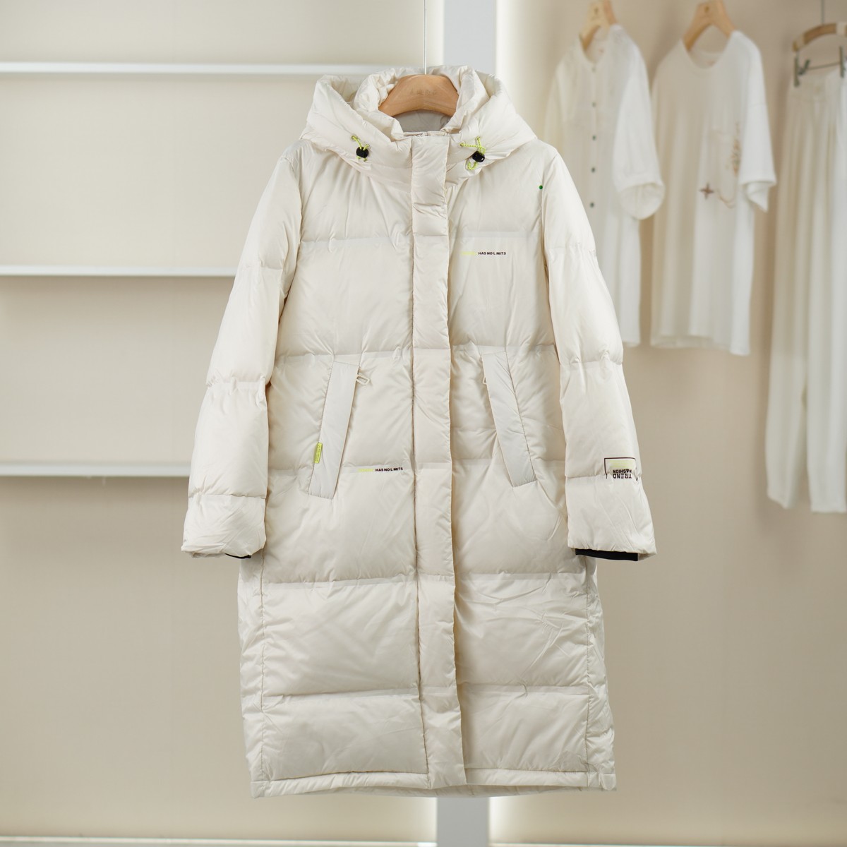 麦迪尚品【艺】5121524 简约连帽长款羽绒服冬季女装品牌折扣