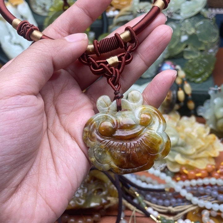 蛇纹石玉吊坠合金