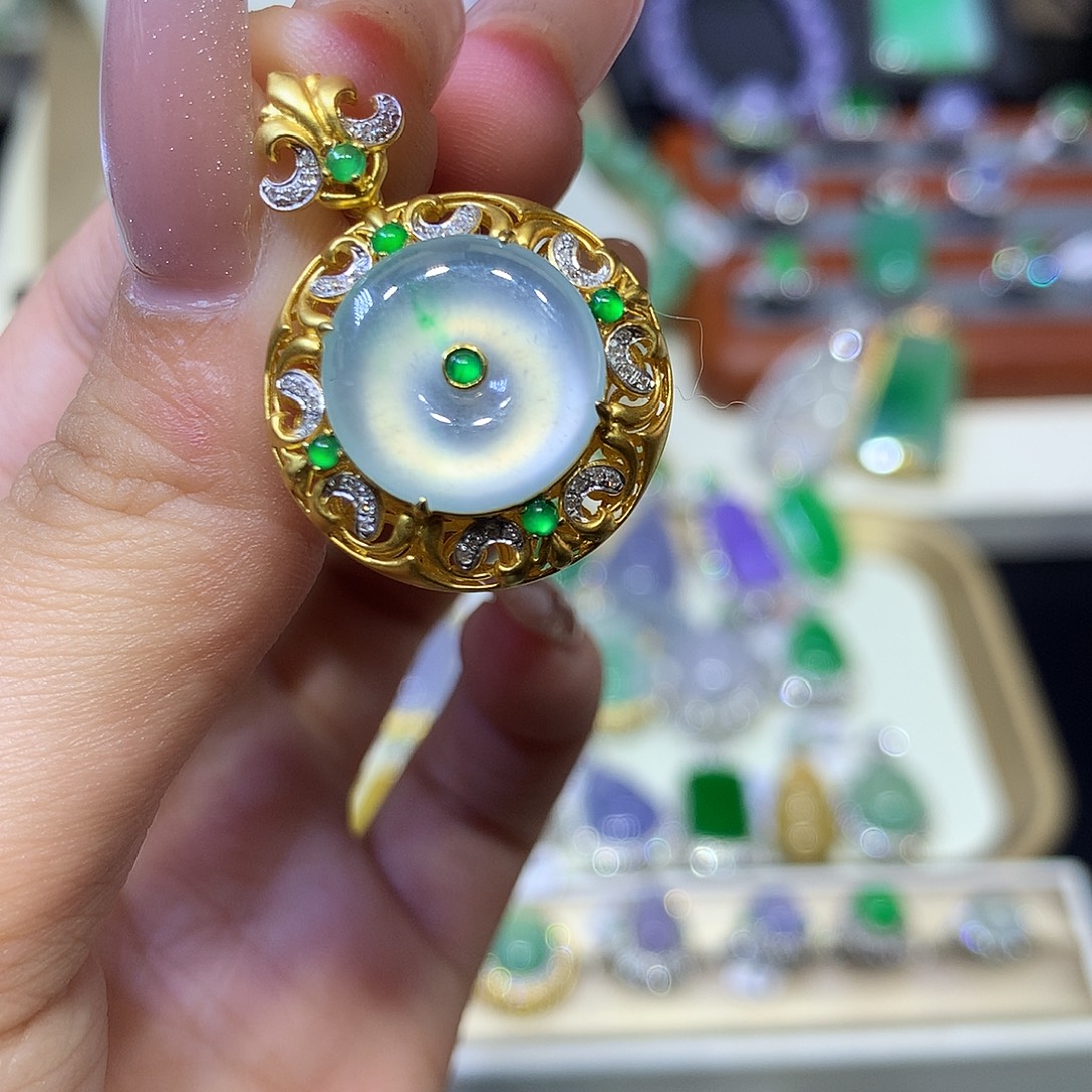 翡翠18K金镶嵌颈饰