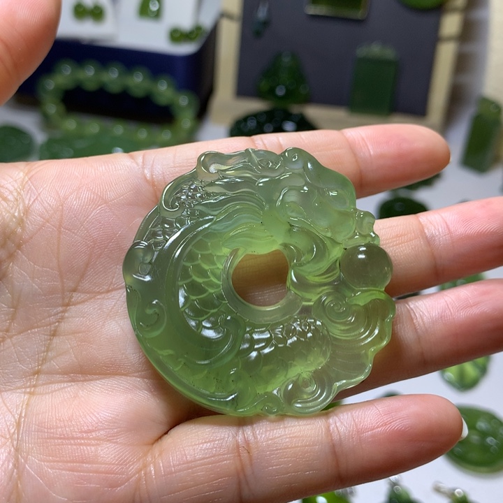 岫玉未镶嵌颈饰吊坠