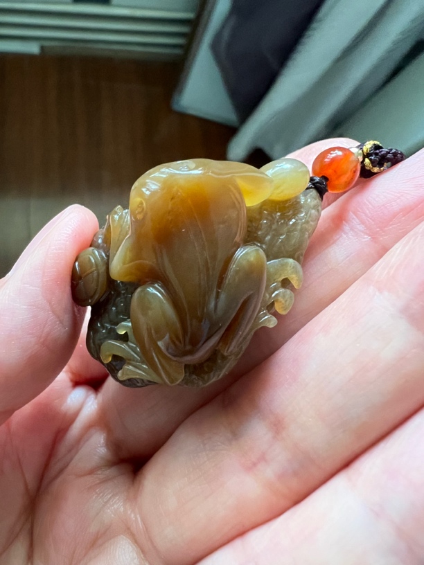 新疆和田玉且末料全糖青蛙吊坠