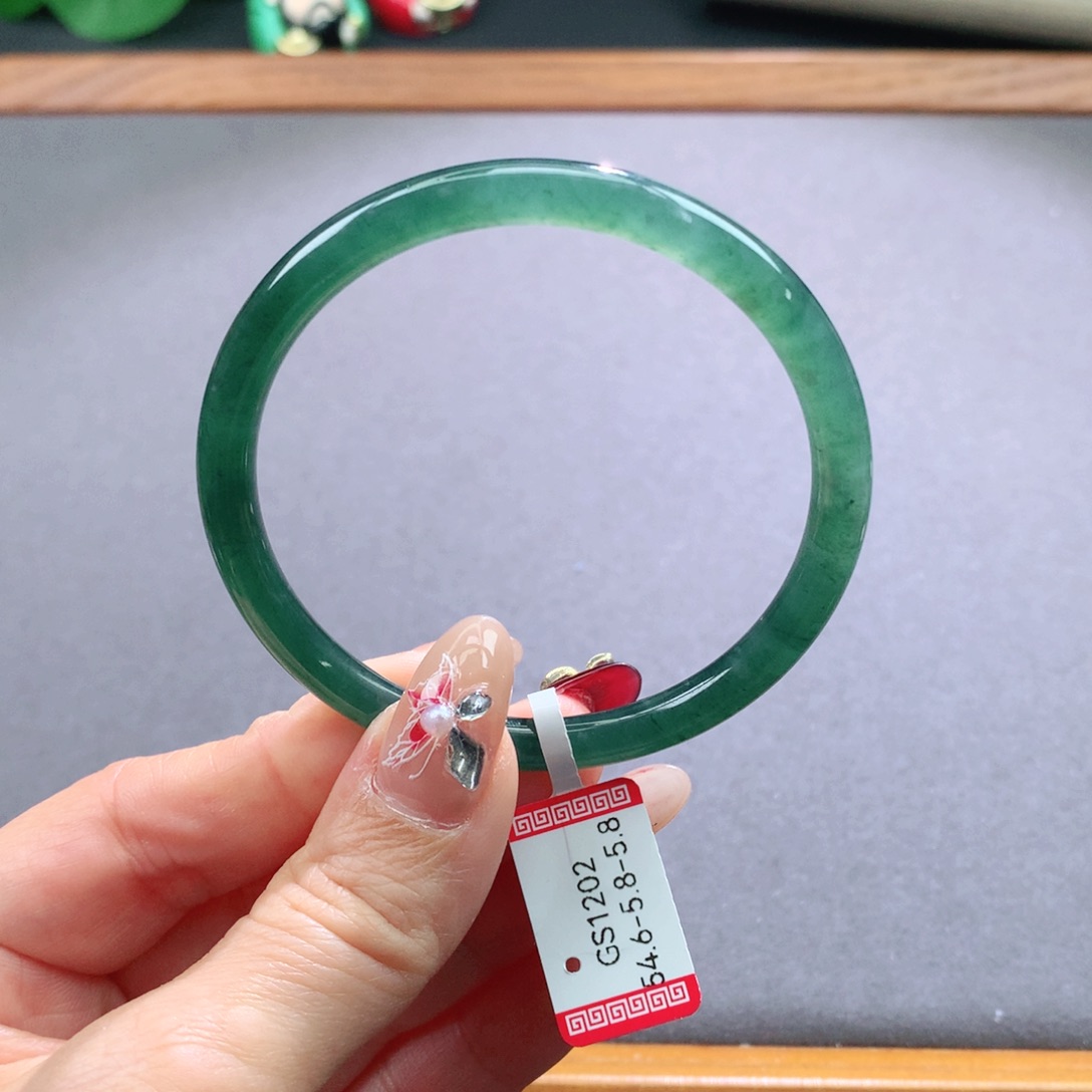 翡翠手镯未镶嵌天然翡翠手镯