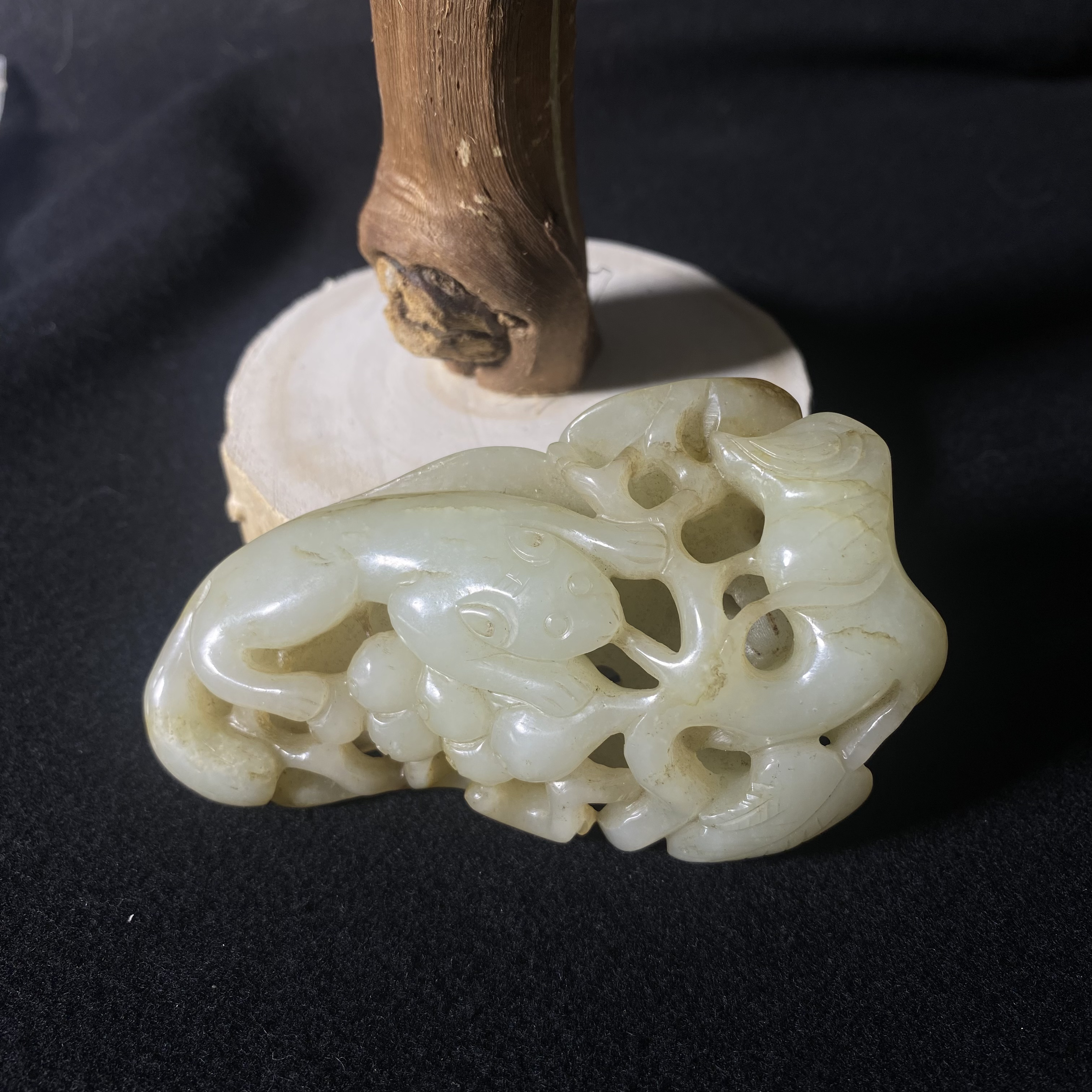 W31清 白玉松鼠葡萄手把件