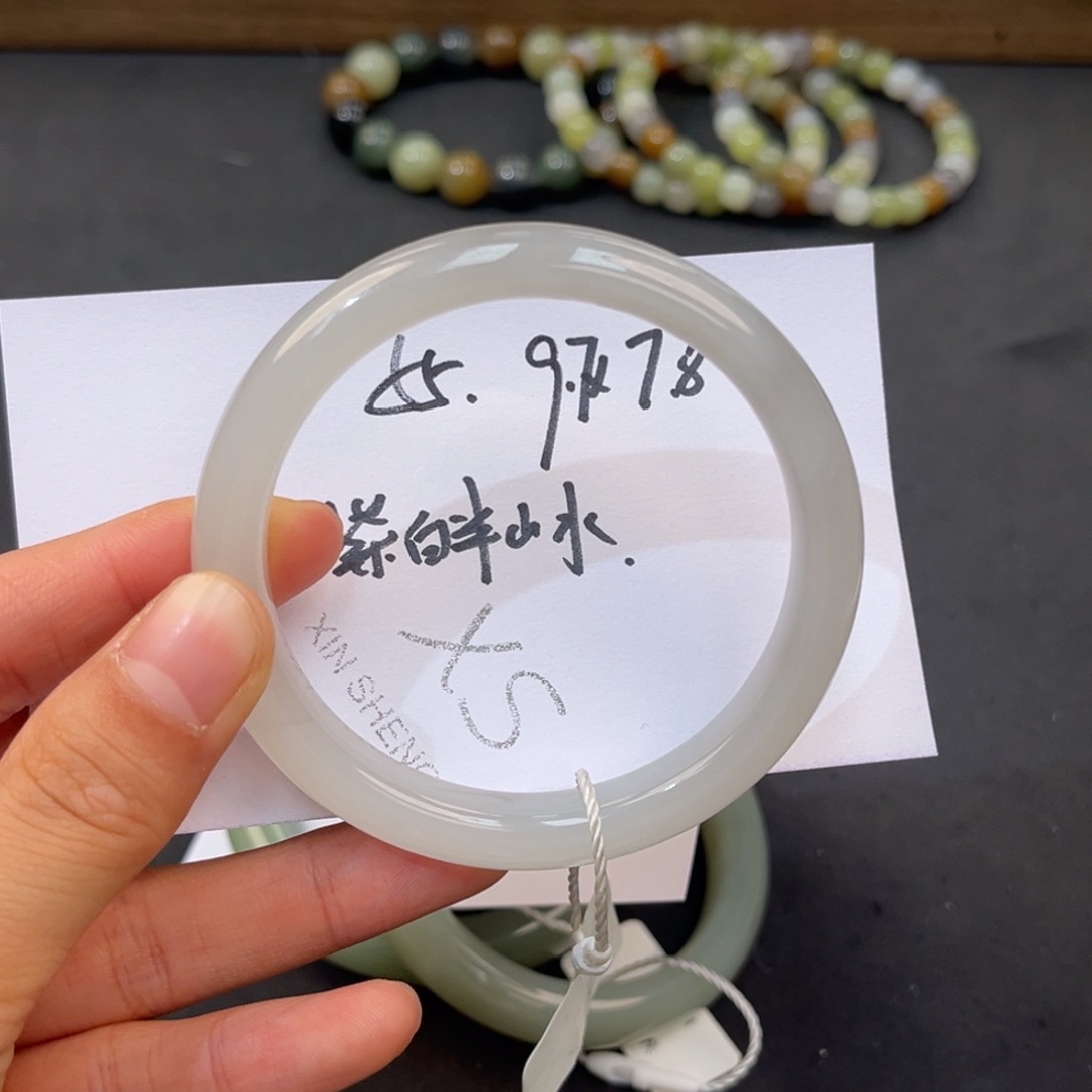 拾***月和田玉未镶嵌手镯