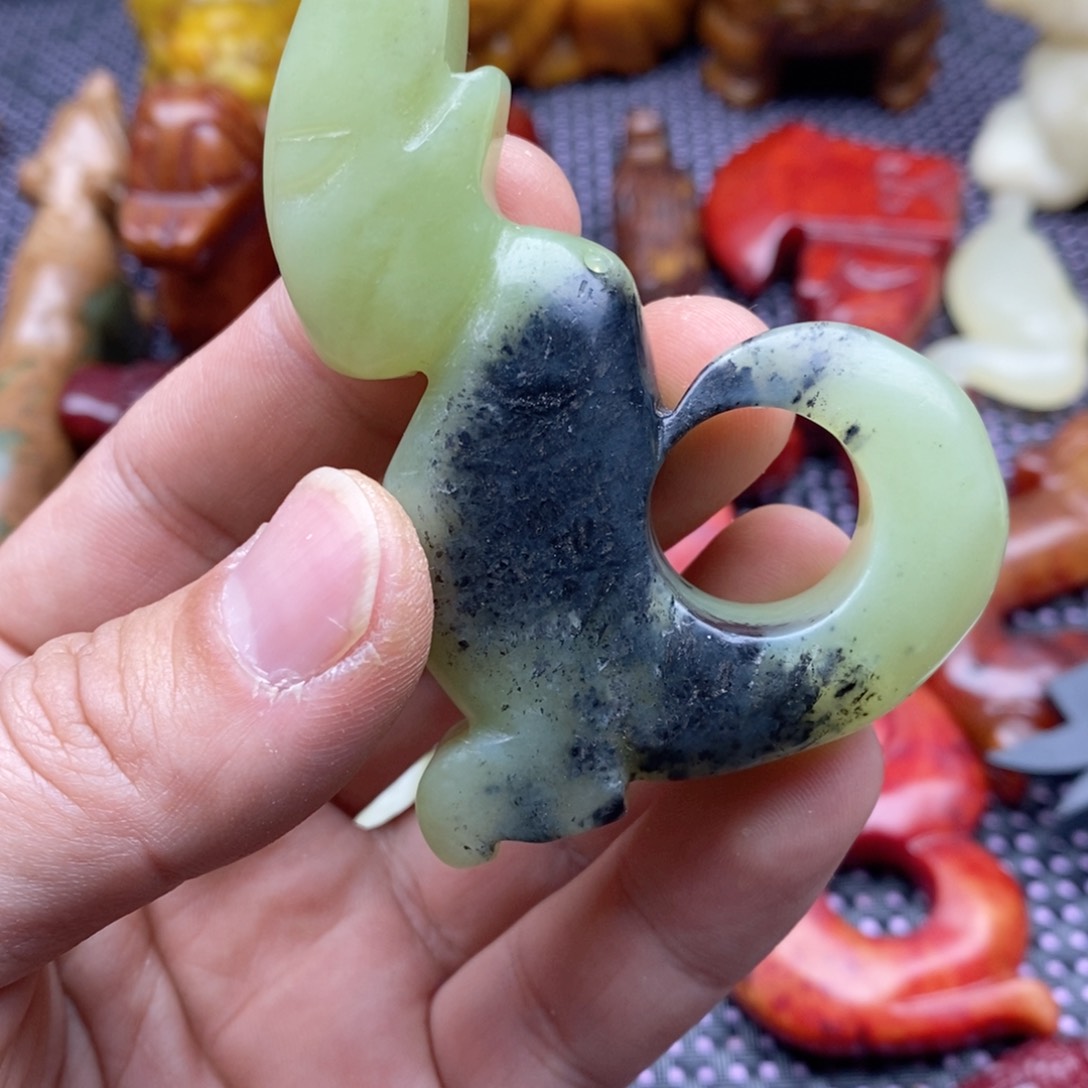 蛇纹石玉颈饰未镶嵌