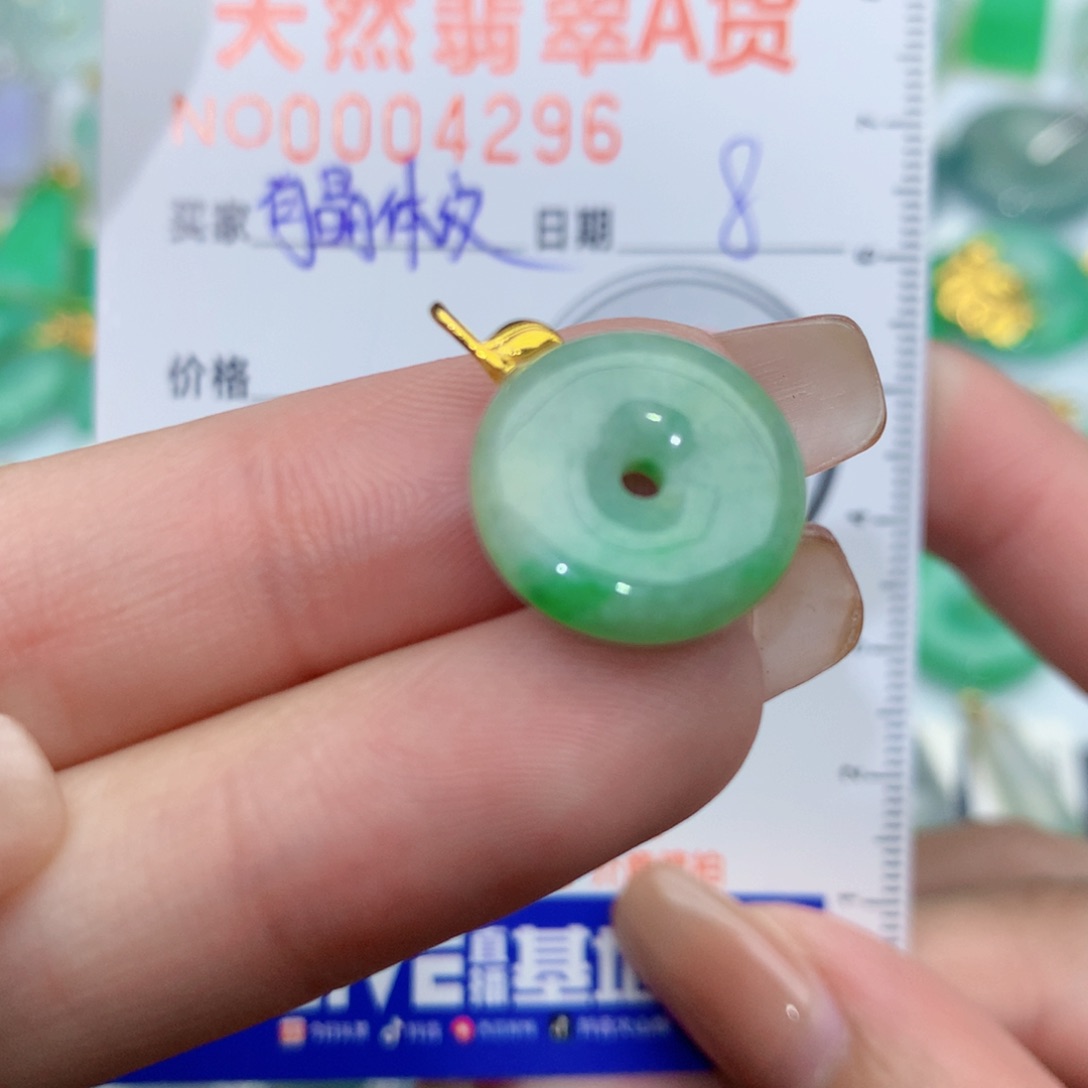 翡翠颈饰18K金镶嵌扣