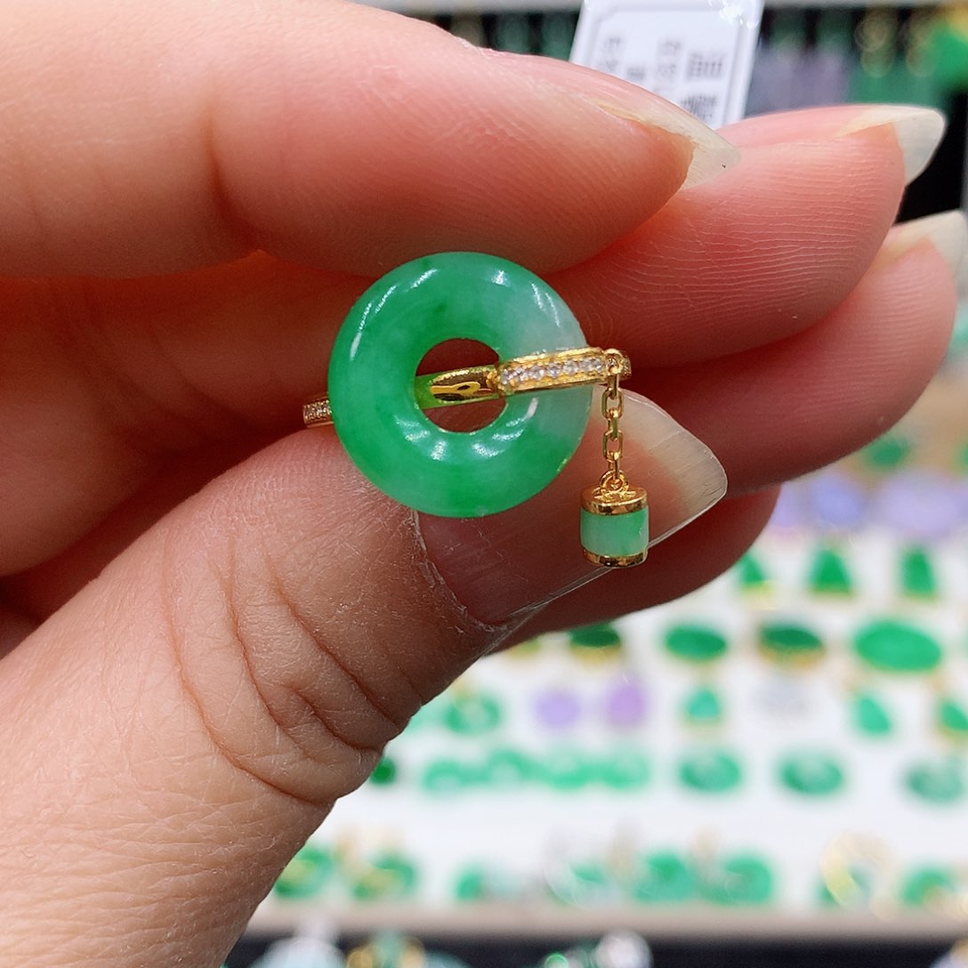 翡翠戒指18K金镶嵌的