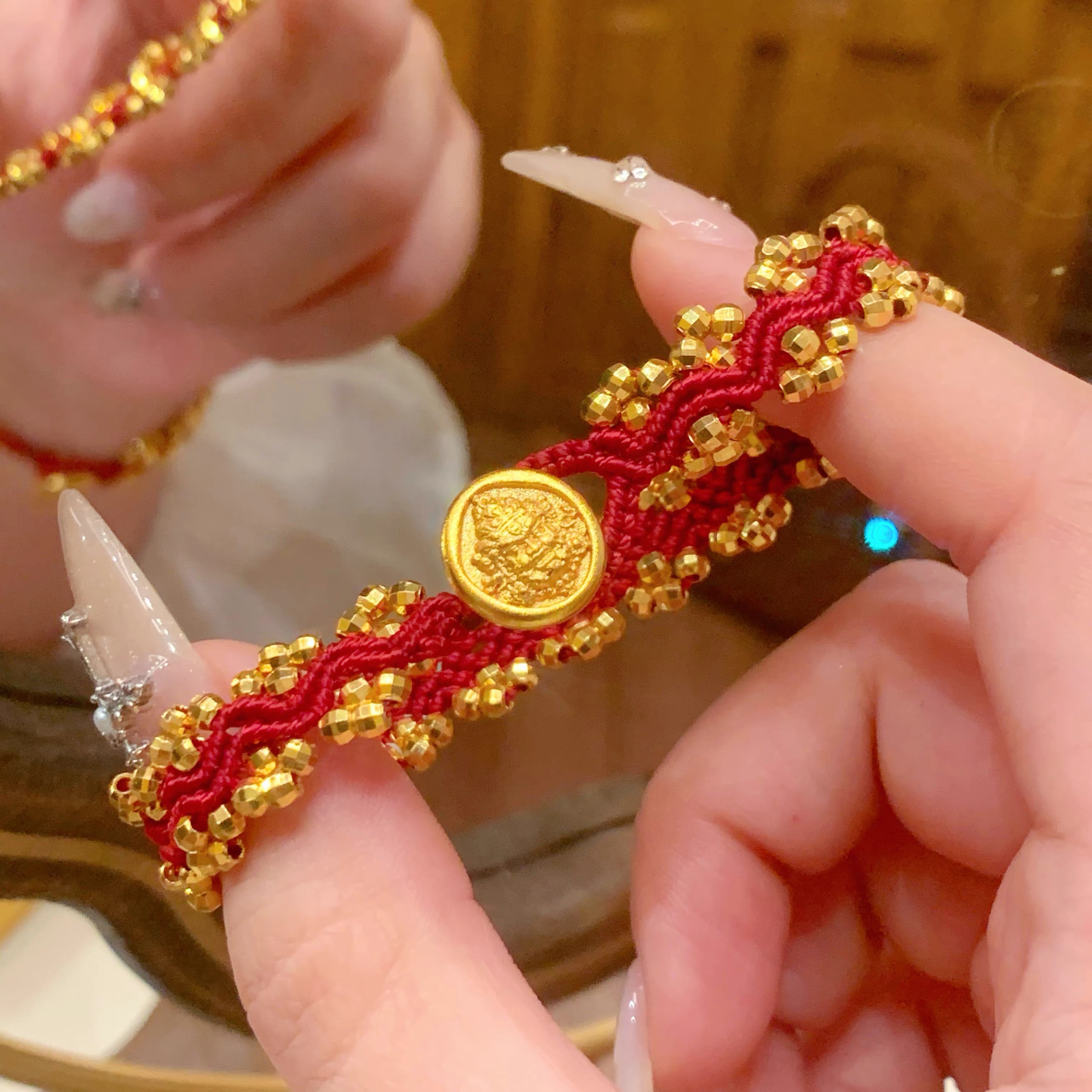 铜合金布艺手链 新中式国潮风爆闪蹦迪珠波浪纹黄财神红绳手链