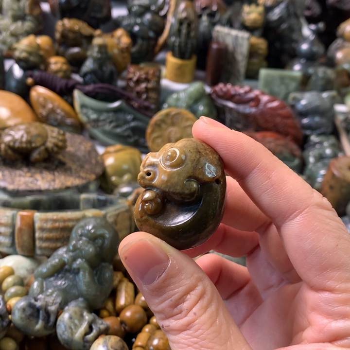 未镶嵌岫岩河磨玉（透闪石质玉）把件