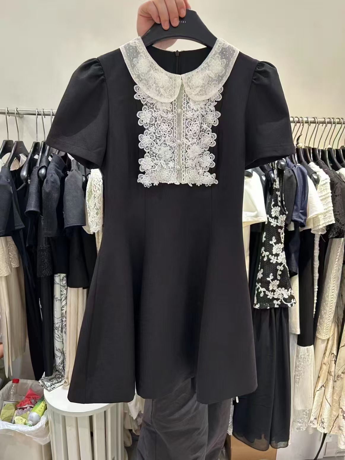 亿蒽 黑色刺绣蕾丝连衣裙 202552134A